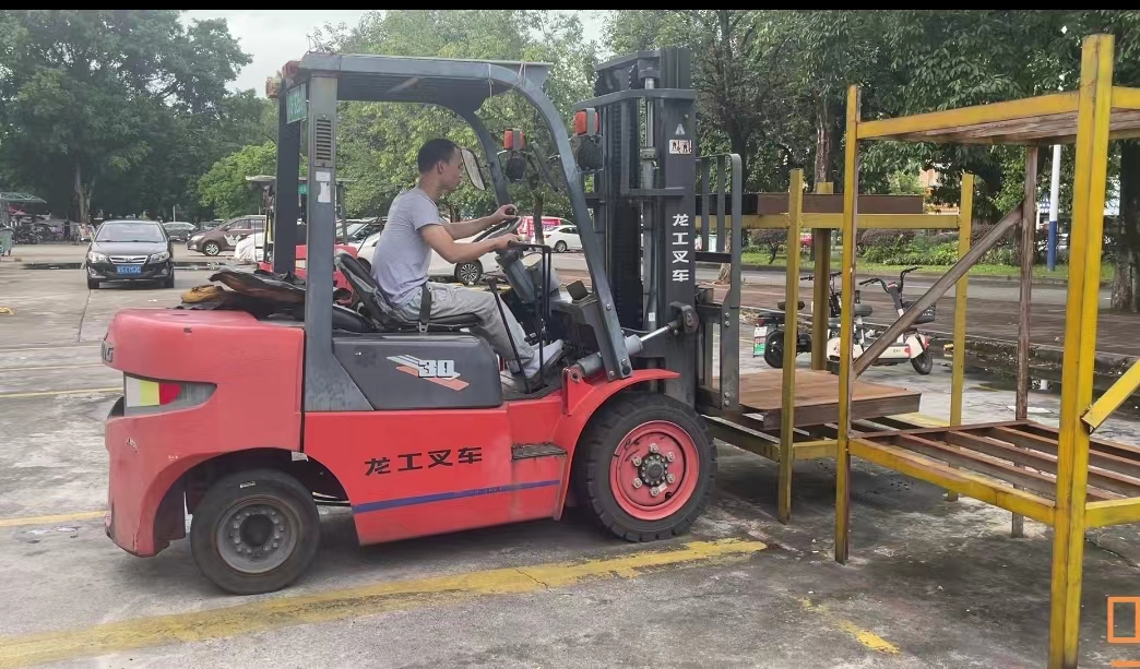 东莞市桥头镇那里学叉车，朗厦新村报名学叉车