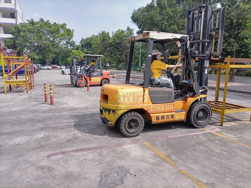 桥头岭头附近哪里学叉车-桥头考叉车证哪里报名拿证快-桥头叉车培训学校地址