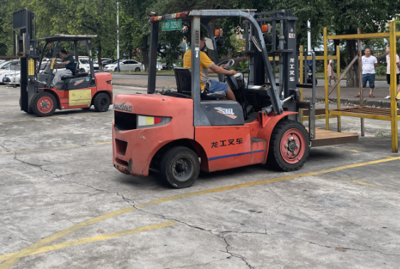 东莞在那报名学叉车  清溪报名学叉车