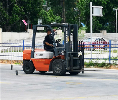 东莞中堂叉车培训学校，考叉车证报名条件