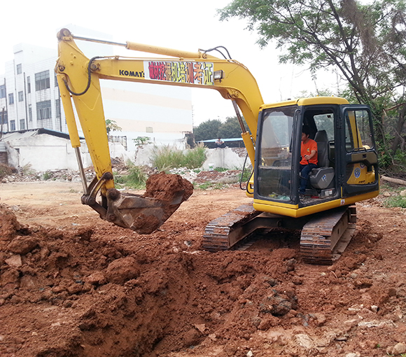 增城挖掘机培训挖掘机装车正确操作方法