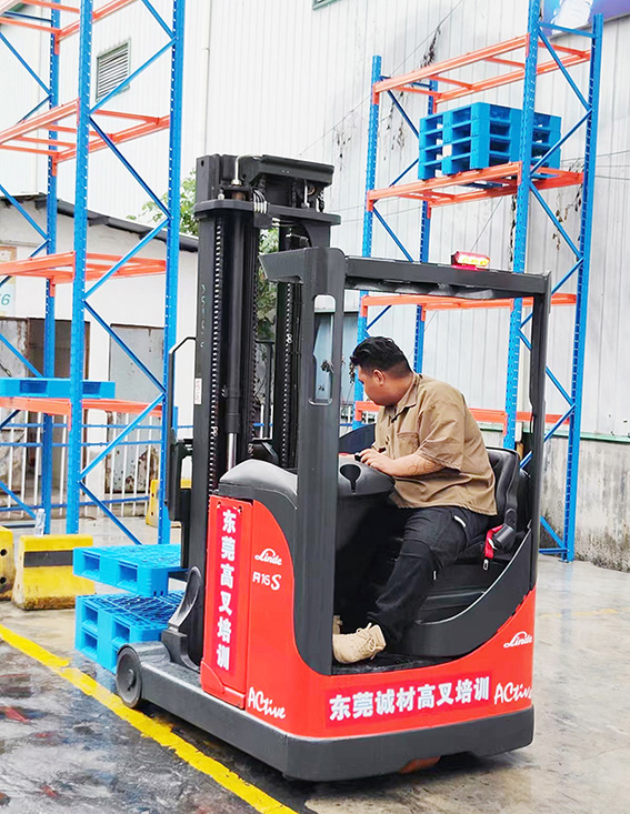 广州高位叉车培训高位叉车的安全性如何？