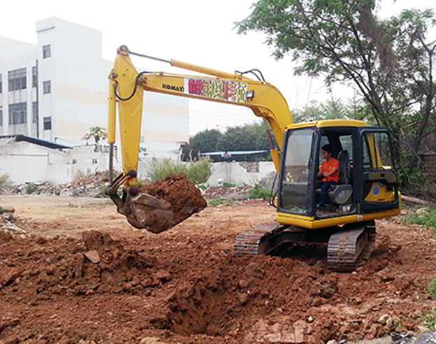 东莞东城挖掘机培训考证用挖掘机怎么挖的平整齐好看,平整不见斗齿印