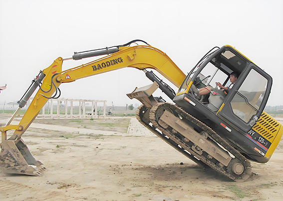 东莞常平挖掘机培训用挖掘机平整场地有什么关键性要素和操作技巧