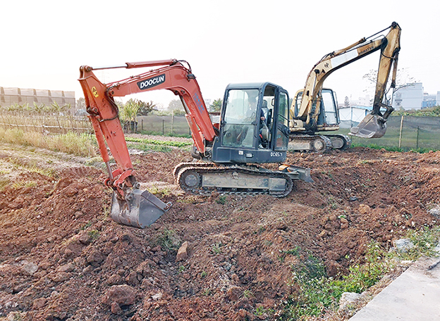 广州挖掘机培训挖掘机正确操作如何撑地上坡